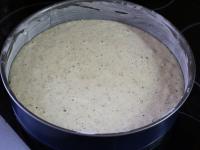Ciasto nalewamy do formy na tort (średnica 24 cm)...