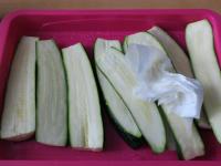 Posolone cukinie wycieramy w kuchenny papierowy...