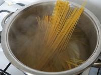 Spaghetti wkładamy do większej ilości słonej...