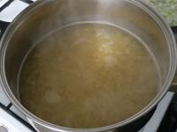 Łazanki gotujemy al dente w delikatnie słonej...