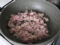 Cebulę obieramy, kroimy na drobno i smażymy na...
