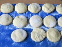 Pączki zostawiamy na 15 minut by podrosły....