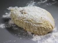 Wyrośnięte ciasto wyciągamy na stolnicę...