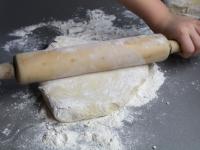 Ciasto rozwałkowujemy na grubość około 1,5 cm....