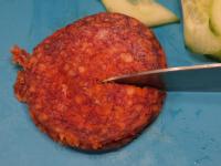 Cienkie kółeczka salami kroimy na połowę....