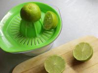 Wyciskamy sok z 2 - 3 limonek....