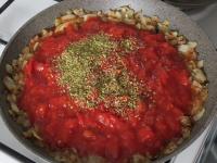 Wsypujemy oregano, mieszamy ......