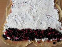 Nadzienie twarogowe równomiernie rozsmarowujemy....