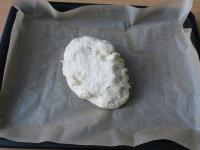 Ciasto rozwałkowujemy na papierze do pieczenia i...