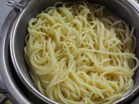 Ugotowane spaghetti odcedzamy i opłukujemy zimną...
