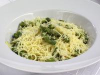 Ugotowane spaghetti mieszamy z przygotowanym...