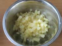 Ananas kroimy na mniejsze kawałki......