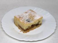 Posypujemy przesianym cukrem pudrem i kroimy tak,...