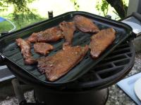Rozpalamy grill z węglem drzewnym i na tacce do...