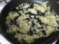Cebulę obieramy, kroimy na drobno i smażymy na...