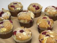 Muffiny wyciągamy z formy i posypujemy przesianym...