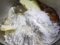 Mąkę mieszamy razem z proszkiem do pieczenia,...