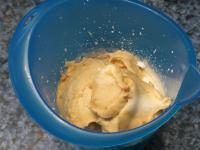 Mascarpone mieszamy z cukrem i arachidowym...