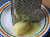 Ziemniaka obieramy, myjemy i trzemy na puree....