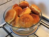 Gorące pączki kładziemy na papierowy kuchenny...