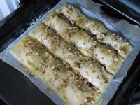 Ciasto francuskie zawinięte w papier rozwijamy i...