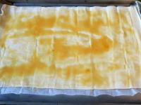 Ciasto francuskie zawinięte w papier rozwijamy,...