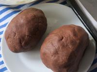 Ciasto rozdzielamy na dwie połowy....