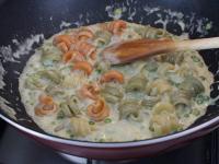 Do sosu dodajemy makaron ugotowany al dente z...