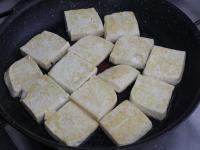 Tofu kroimy na kostki i delikatnie smażymy z...
