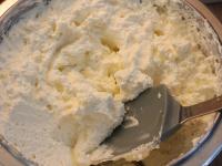 Śmietanę ubijamy, dodajemy mascarpone i cukier....
