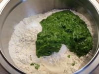 Czosnkowe pesto dodajemy do mąki i wyrabiamy...