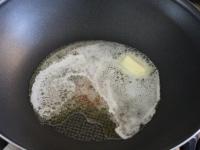 W głębokiej patelni roztapiamy masło,......