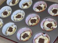 Papilotki na muffiny wkładamy do blachy na...