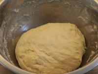...i ciasto dobrze ugniatamy. Przykrywamy czystą...