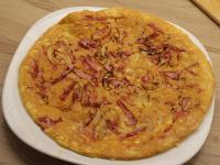 Omlet przewracamy na talerz tortillą w dół....