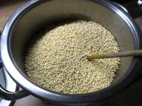 Masę odstawiamy z ognia i wsypujemy popcorn....