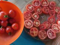 Pomidory myjemy, kroimy na grubsze plastry ok. 0,5...