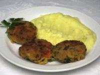 Podajemy z ziemniaczanym puree i sałatką...
