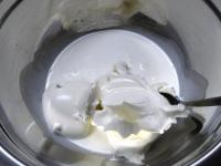 Mascarpone przekładamy do miski i zalewamy...