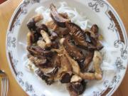 Ryżowy makaron z mięsem wieprzowym i grzybami shiitake