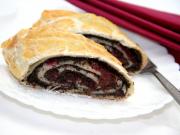 Makowo - wiśniowy strudel z ciasta francuskiego