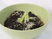 Makaron z sosem z czarnej fasoli