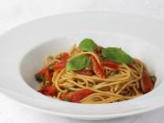 Spaghetti ze świeżymi pomidorami i bazylią
