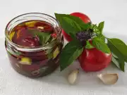 Domowe suszone pomidory z bazylią i czosnkiem